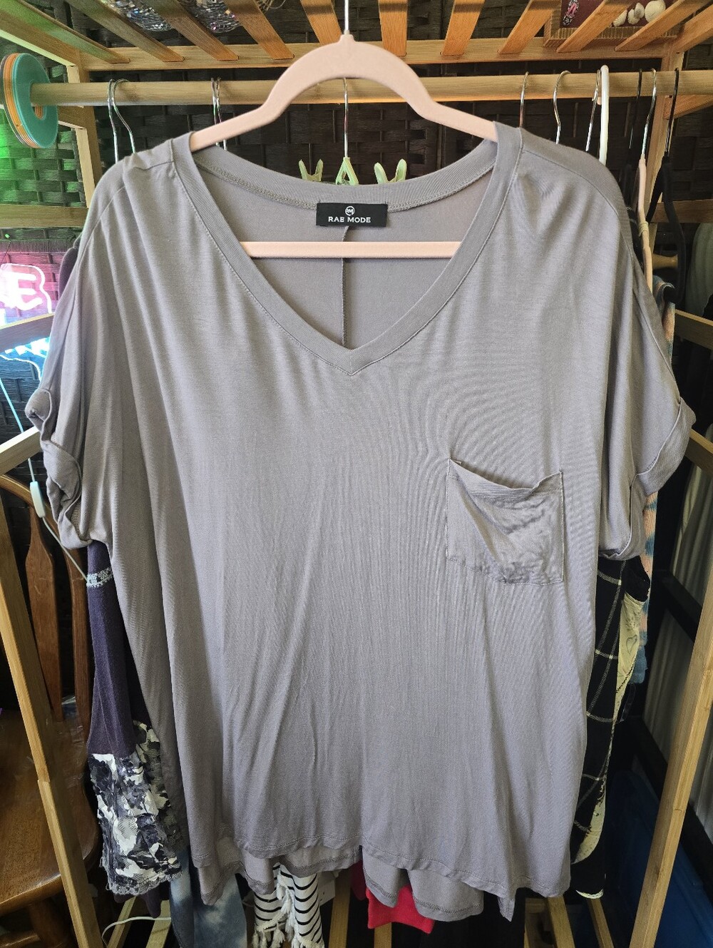 #0607 🧜‍♀️ 1XL RAE MODE VNeck Tee Taupe/Grey Rolled Sleeves 25"PTP 29-33.5"Long